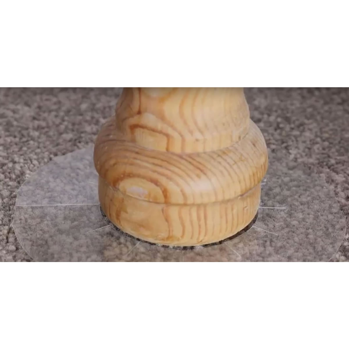 pied de lit avec le piège collant